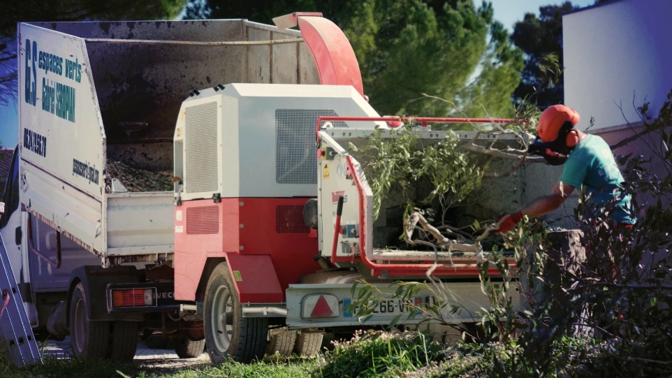Tournage vidéo d'un broyeur de branches en intervention