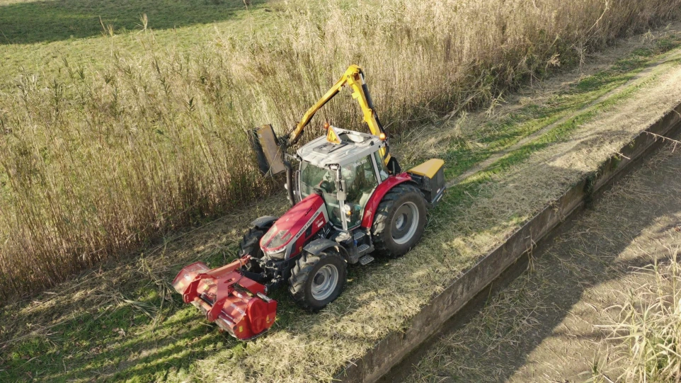 Tracteur avec épareuse en intervention sur le terrain