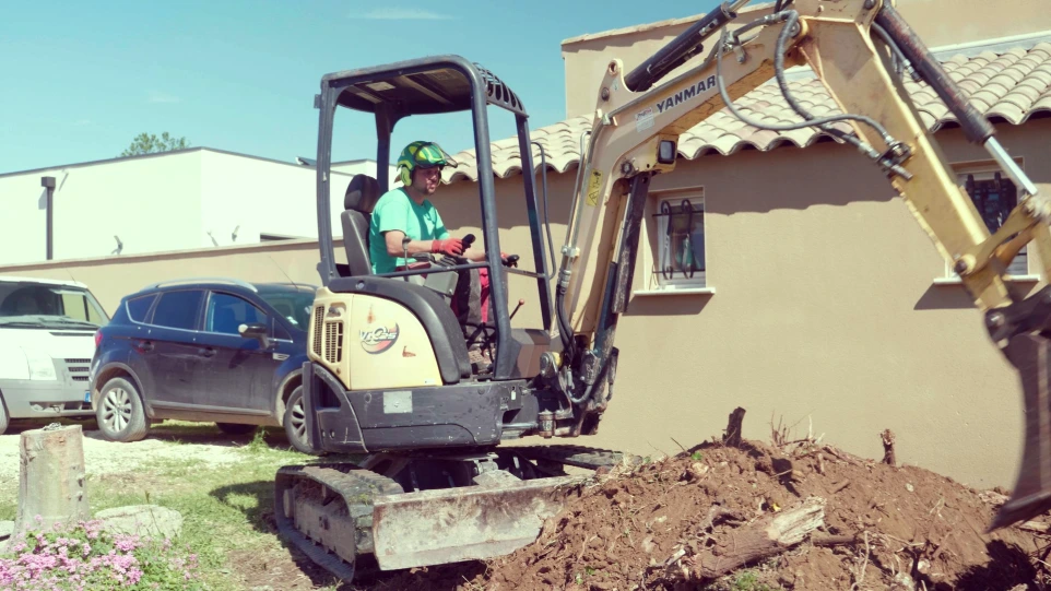 Mini pelle sur chantier de paysagiste