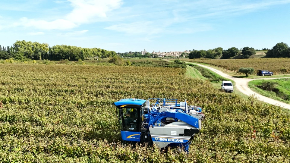 Prise de vue aérienne par drone d'une machine à vendanger